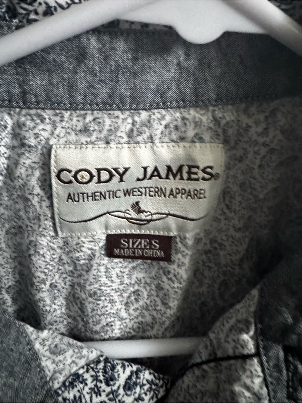 Cody James Western Short Sleeve Button-Down Shirt in Navy & White Paisley - Picture 3 of 6